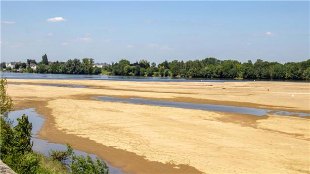 Etiage sévère de la Loire à Saumur, France